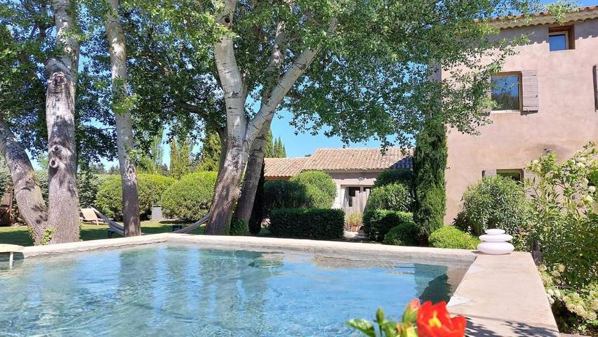 Ferienhaus für 2 Personen, mit Terrasse und Garten sowie Pool und Ausblick in Velleron