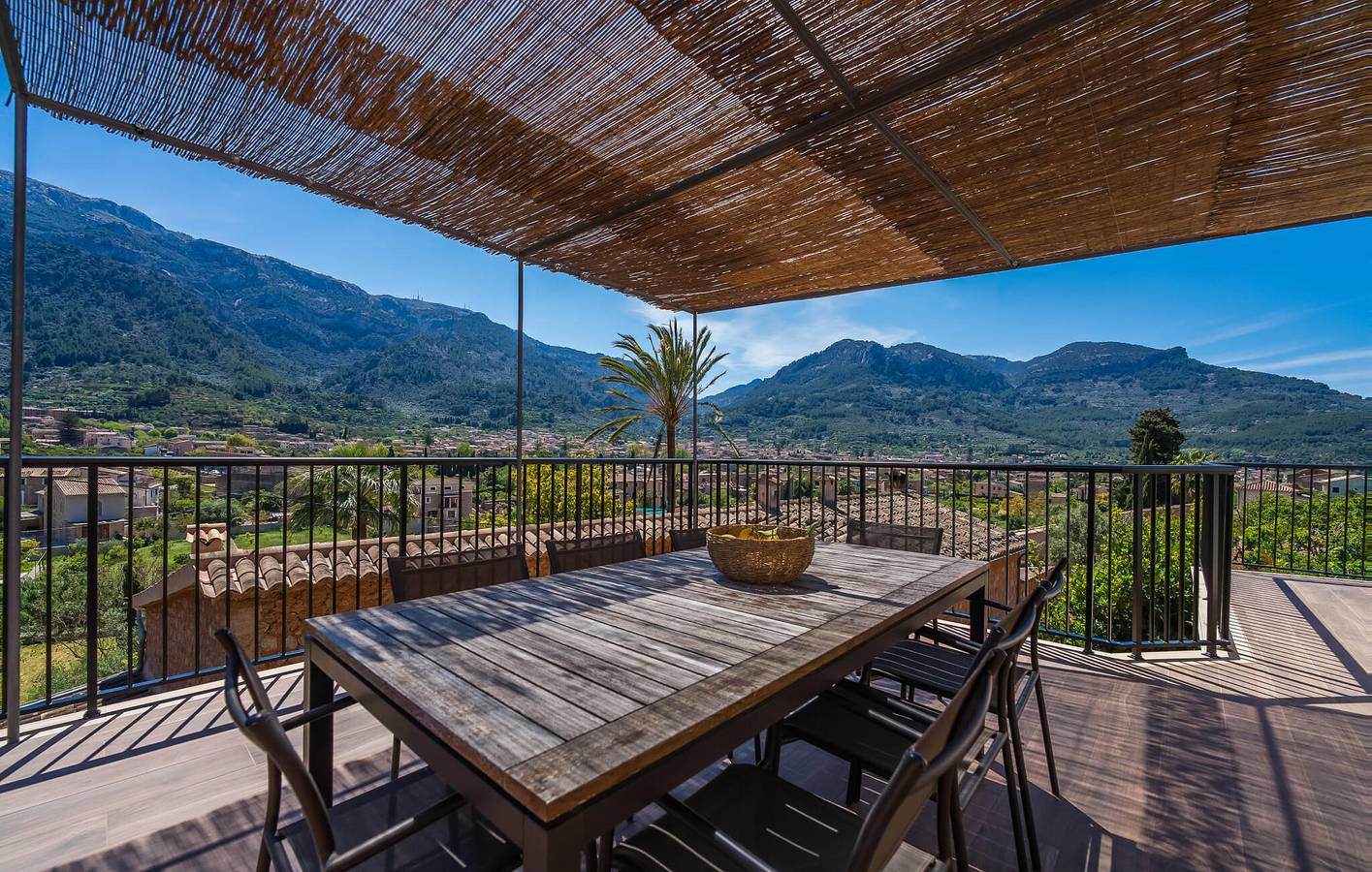 Entire holiday apartment, Cozy City-Center Apartment with WiFi & AC, 1km to Biniaraix in L'Horta, Sóller