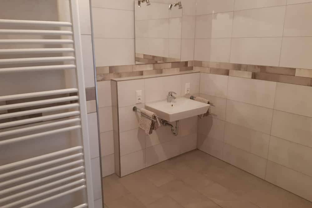 Ganze Wohnung, Freundliche, neu eingerichtete Ferienwohnung  mit guter Verkehrsanbindung! in Hatten, Naturpark Wildeshauser Geest