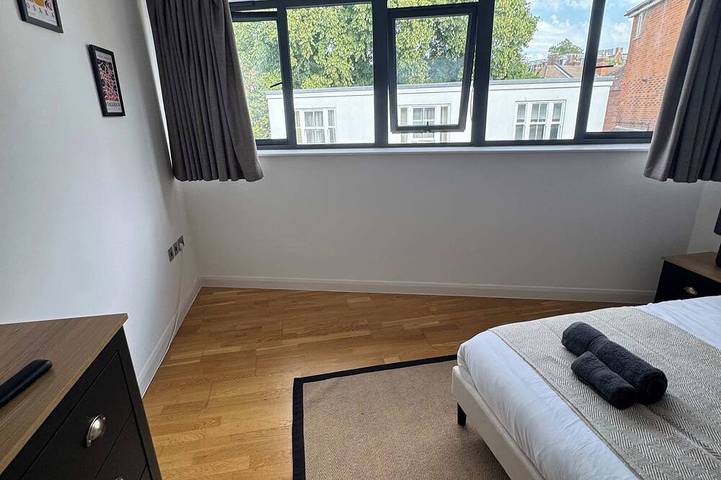 Central Guildford Townhouse with Parking in Guildford, Surrey