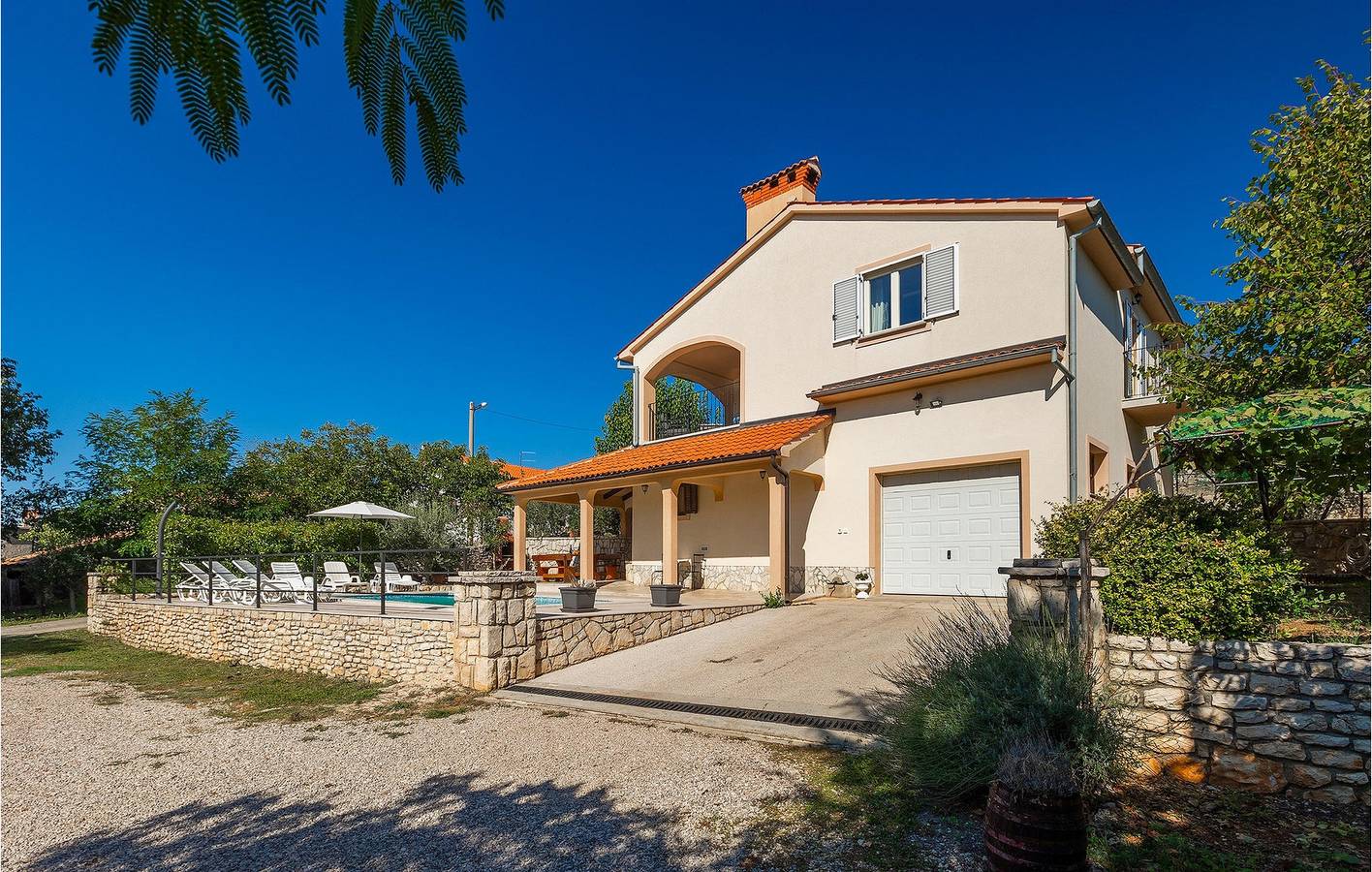 Appartement moderne d'une chambre avec piscine, Wi-Fi et parking près du centre-ville in Raša, Côte Est de l'Istrie