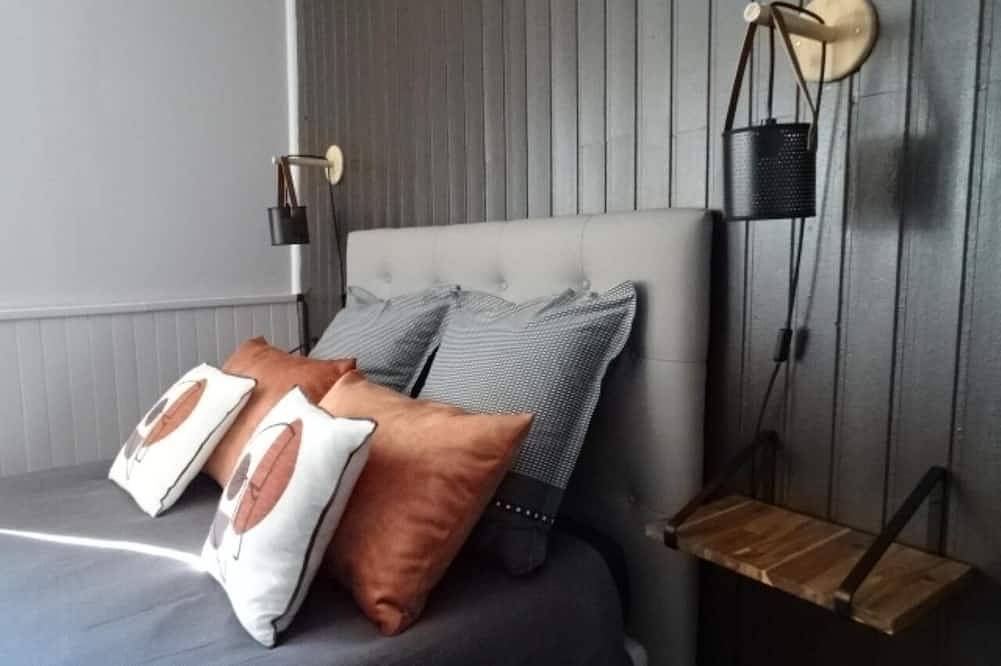 A cozy cocoon for a sunny stay with seasonal pool access in Forcalquier region