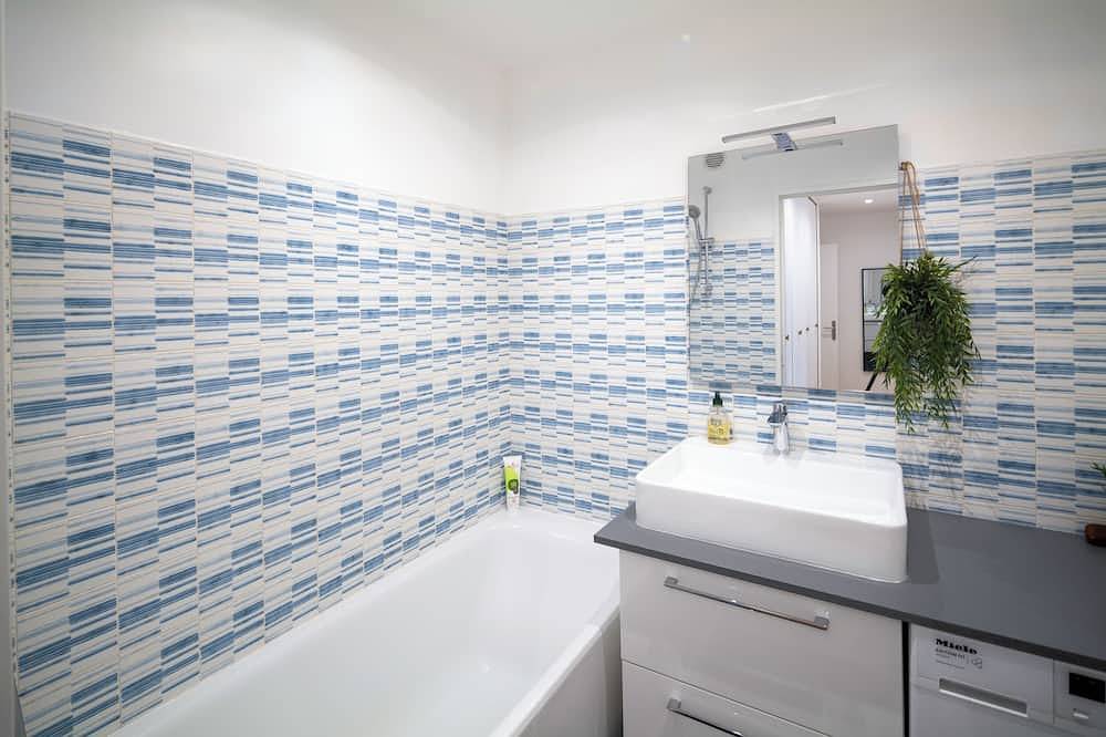 Entire apartment, Apartment Le Chesnay - Versailles Bright, unoverlooked, 10 minutes from the chateau. in Le Chesnay, Yvelines