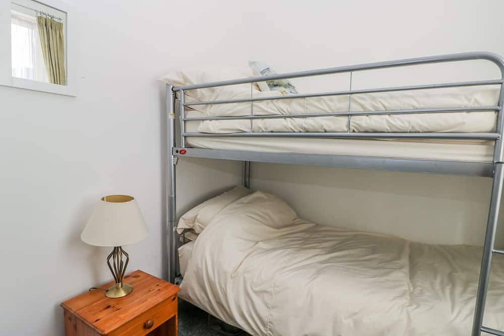 Sea Breakers Cottage, pet friendly, country holiday cottage in Filey in Filey, North Yorkshire