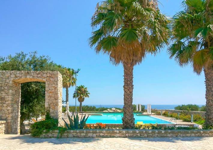 Hôtel pour 3 personnes, avec Terrasse ainsi que Jardin et Piscine
