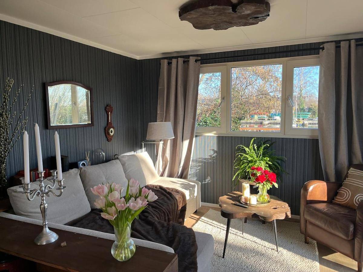 Lakehouse 20m from Amsterdam! Fireplace & Cinema in Vinkeveen, Groene Hart