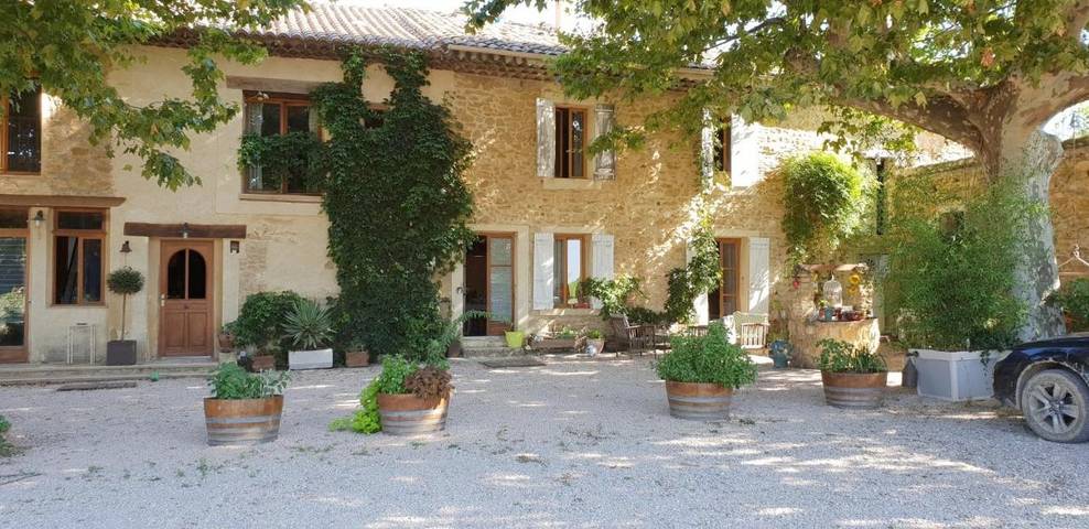 Location de vacances pour 2 personnes, avec vue ainsi que terrasse et jardin, animaux acceptés à Orange - 3