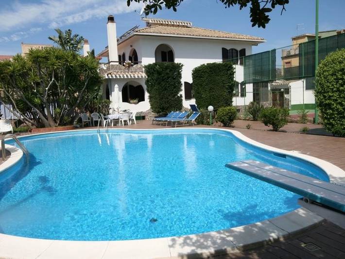 Villa für 10 Personen, mit Balkon und Garten sowie Pool