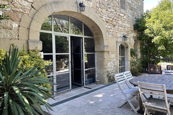 Location de vacances pour 8 personnes, avec Terrasse ainsi que Jardin et Piscine à Salinelles