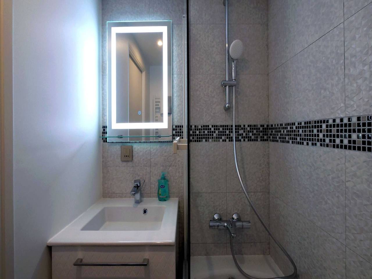 Apartamento entero, Amazing Duplex with Sauna 1Br/4P in the heart of the city of Orly in Orly (Île de France), Valle del Marne