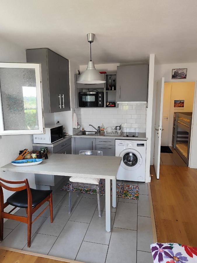 Gîte pour 4 personnes, avec piscine ainsi que jardin et vue, animaux acceptés dans Plage La Milady - 2