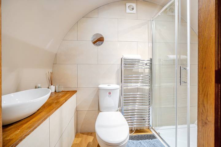 Luxury Pod-Sleeps 2-Hot Tub-Pets-Garden in Minster-on-Sea, Kent