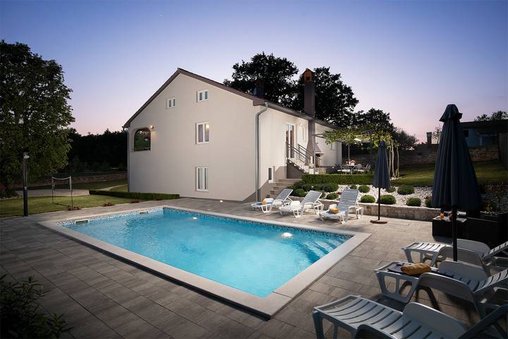 Ferienwohnung für 8 Personen, mit Terrasse und Garten sowie Pool in Bokordići