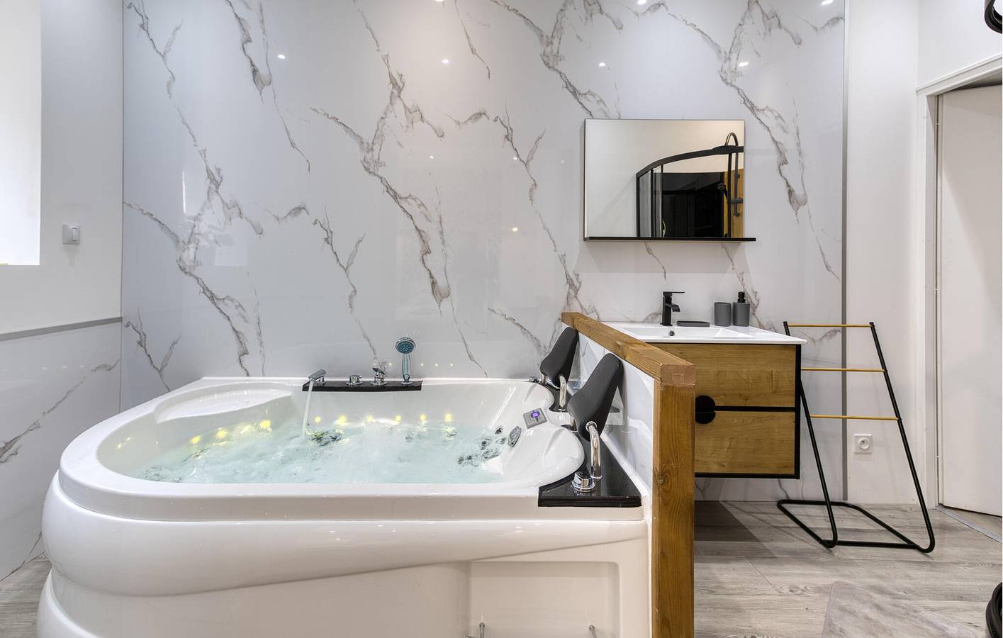 Entire holiday apartment, Cozy Apartment with Garden & WiFi: La Tremblade - 2km to River in La Tremblade, Côte de Beauté