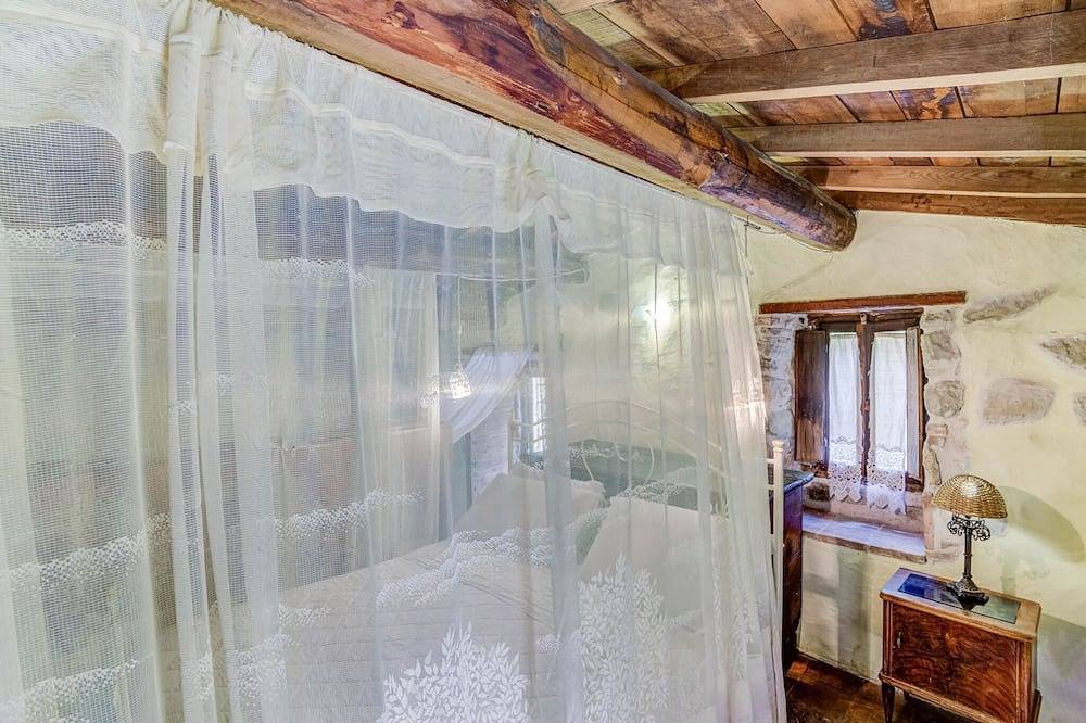 Cottage in Forcella near Waterfall & Lake in Roccafluvione, Monti Sibillini National Park