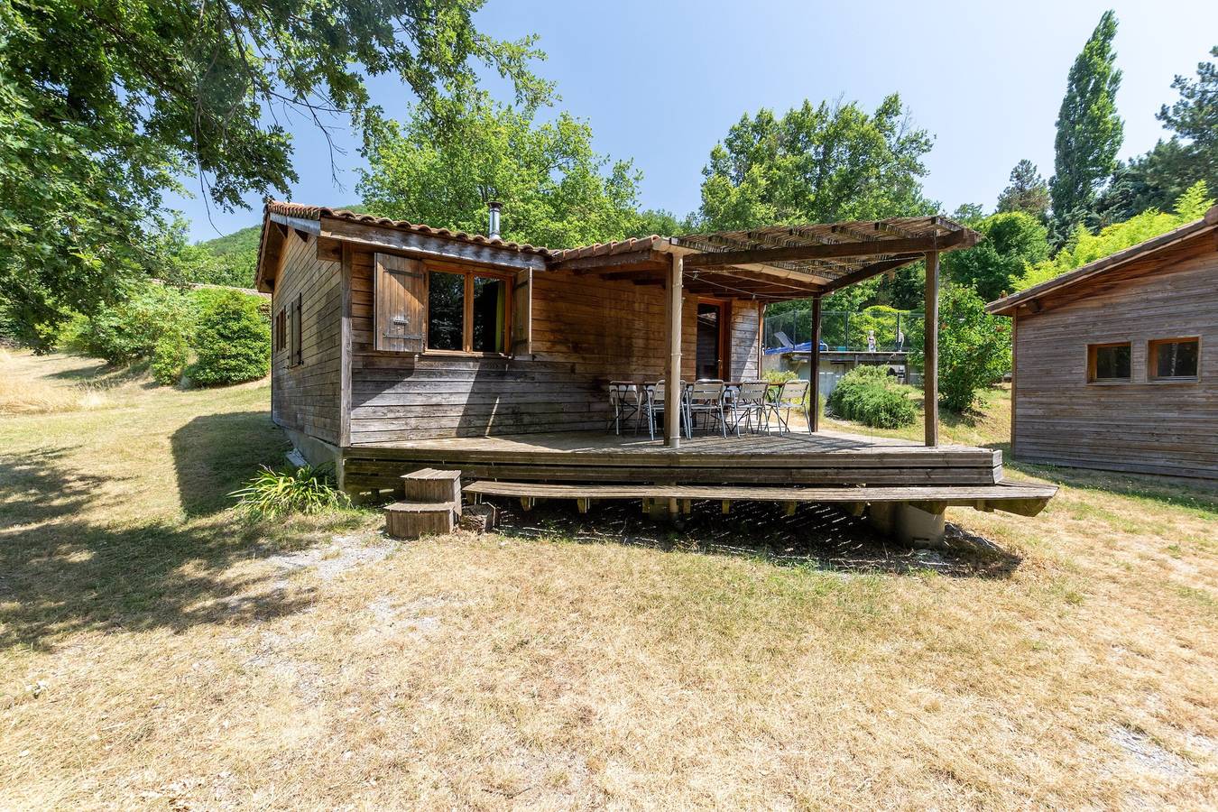 Chalet 'Blanc 8 Personnes' avec balcon et Wi-Fi in Darbres, Ardèche
