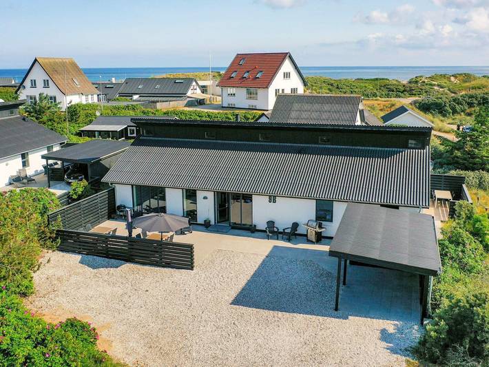 Feriehus for 10 personer, med Terrasse og Badebasseng i tillegg til Sauna i Vorupør