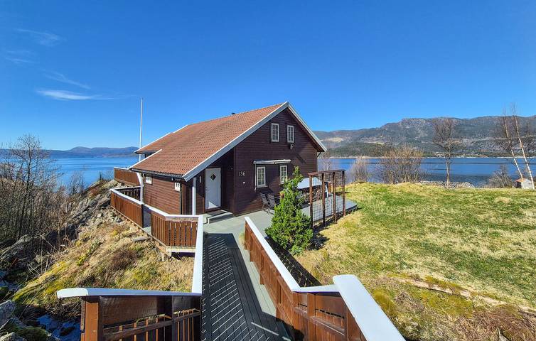 Ferienhaus für 8 Personen, mit Terrasse und Garten in Suldal