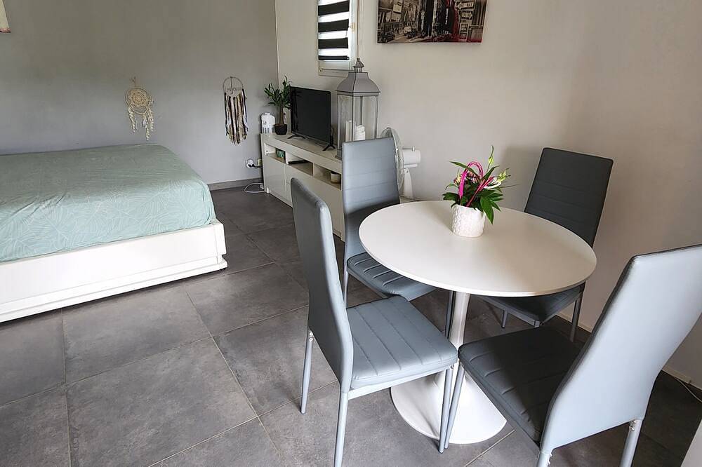 2 bedrooms with private bathroom and kitchen in shared villa with  swimming pool in Boulouris, Saint-Raphaël