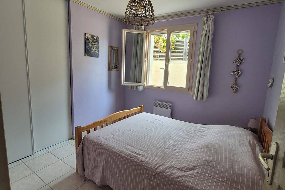 Family home with swimming pool and fenced area. Close to sea and mountains. Dogs allowed in Ouveillan, Region de Narbonne