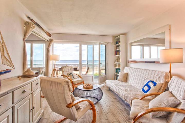 Gîte pour 4 personnes, avec terrasse ainsi que jardin et vue dans Plage du Hôme