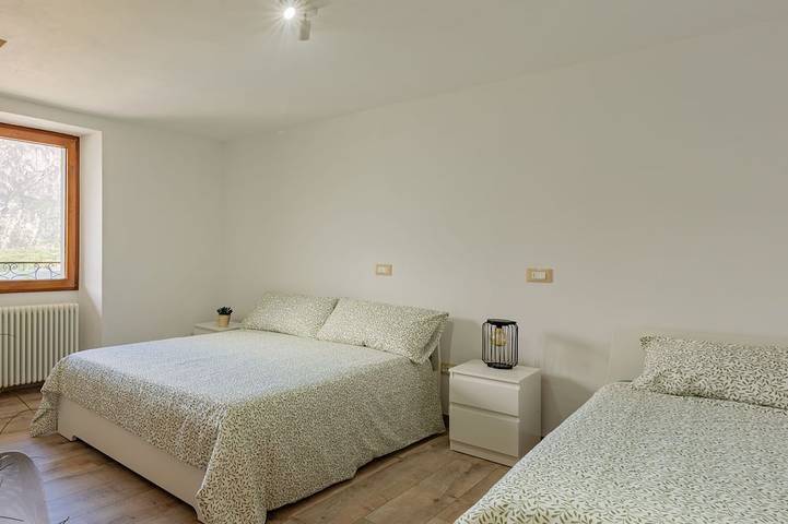 Miki Mhouse in Verceia, Comer See