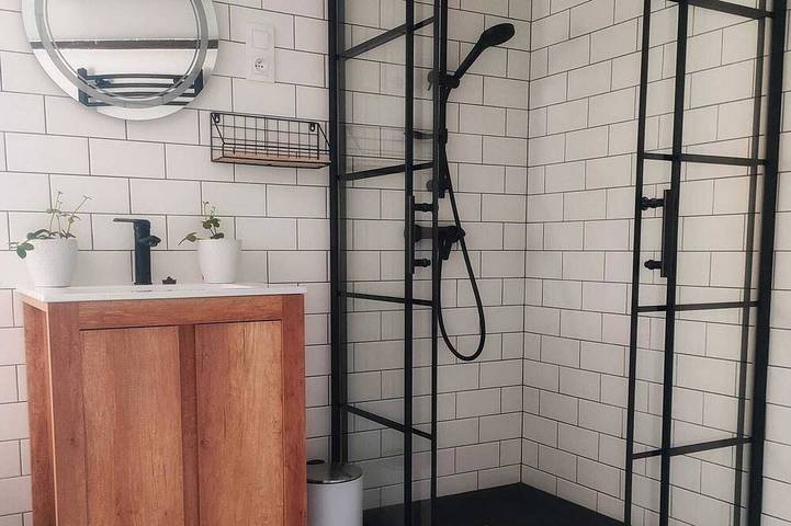 Ganze Wohnung, King- Elegant Minimalist Loft with Rustic Beams and Industrial Accents in Gnesen, Großpolen