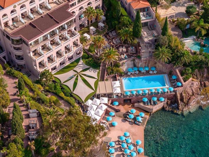 Village de vacances pour 2 personnes, avec sauna ainsi que jardin et piscine, animaux acceptés en France