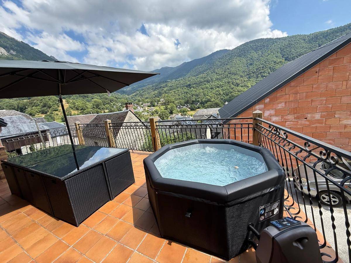 Gite boutx avec Jacuzzi 12 personnes 5 Lits Doubles Et 1 Canape Lit in Boutx, Pyrénées