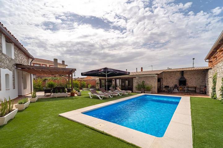 Casa rural para 12 personas, con piscina además de jacuzzi y jardín en La Parrilla