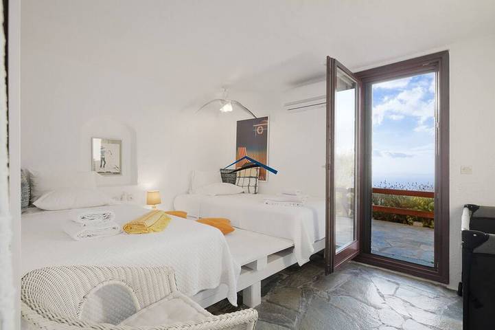 Sonniges Haus mit einem herrlichen Blick aufs Meer und einem Swimmingpool in Kea