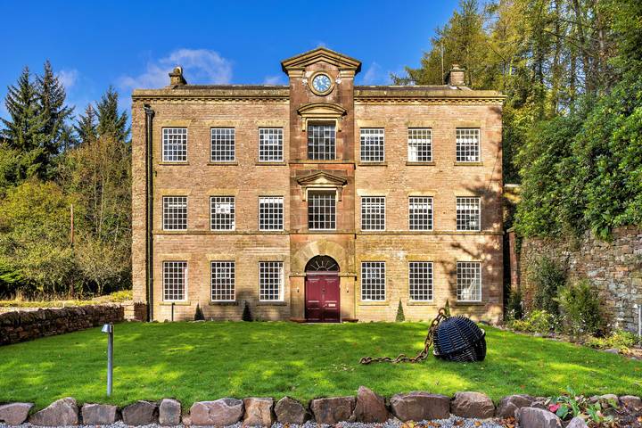 Holiday rental for 30 people, with hot tub and terrace as well as garden in Cheshire