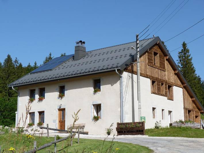 Gîte pour 4 personnes, avec Terrasse ainsi que Jardin et Vue à Bellefontaine (Jura)