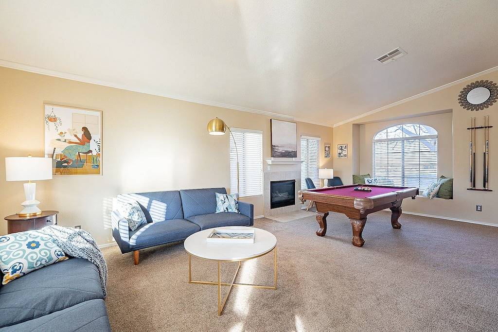 New! Cozy Modern Pool Home, Close to Downtown and The Strip in North Las Vegas, Nevada