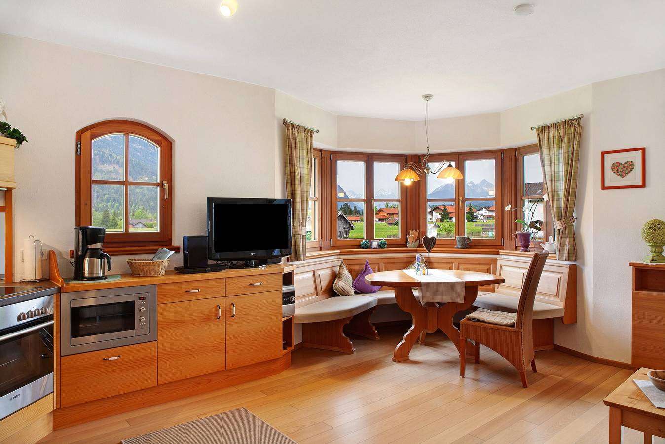 Ganze Wohnung, Ferienwohnung 'Landhaus Bergkulisse' mit Bergblick, Gemeinschaftsterrasse und Wlan in Wallgau, Walchensee