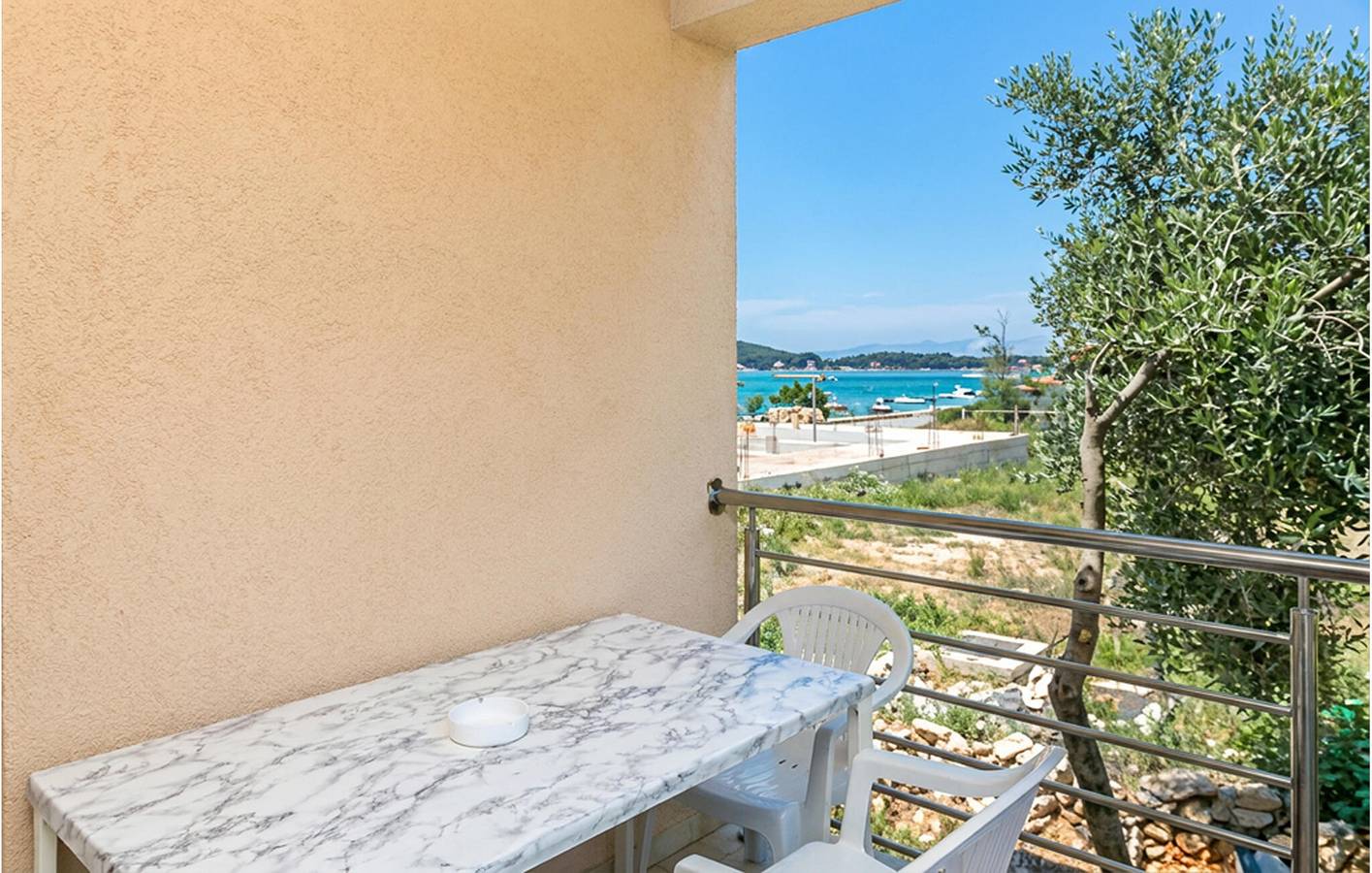 Geheel vakantieappartement, Charmant appartement met terras en panoramisch uitzicht, op 1,5 km van het strand van Bijela in Medulin City, Medulin