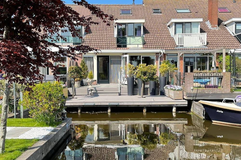 This property is a true prime location in the Green Heart with waterfront terrace in Rijpwetering, Groene Hart