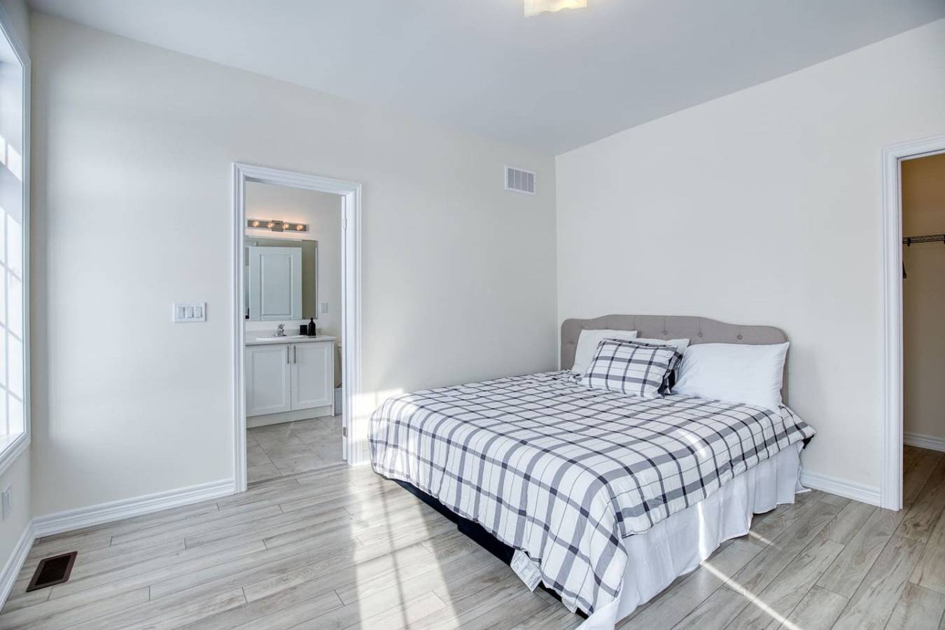 Spacious Brand New 4-Bed Retreat in Quinte West in Lago Ontario (Kanada)