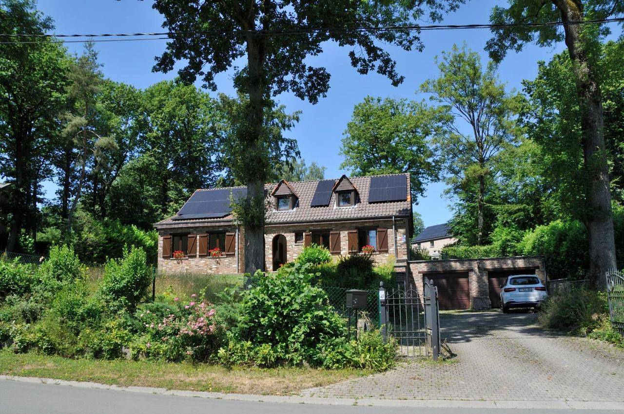 Chambres d'hôte dans une Villa 4 façades - quartier vert et boisé - 5 kms de Namur in Wépion, Namur