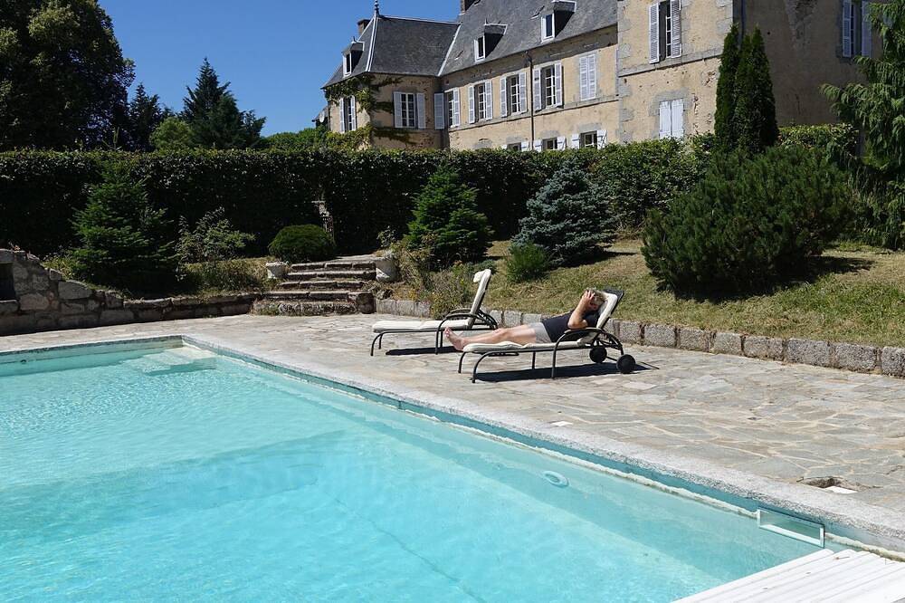 Chateau in Creuse with large swimming pool in Dontreix, Aubusson und Umgebung