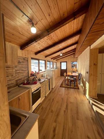 Gîte pour 8 personnes, avec terrasse et vue dans Mărișel