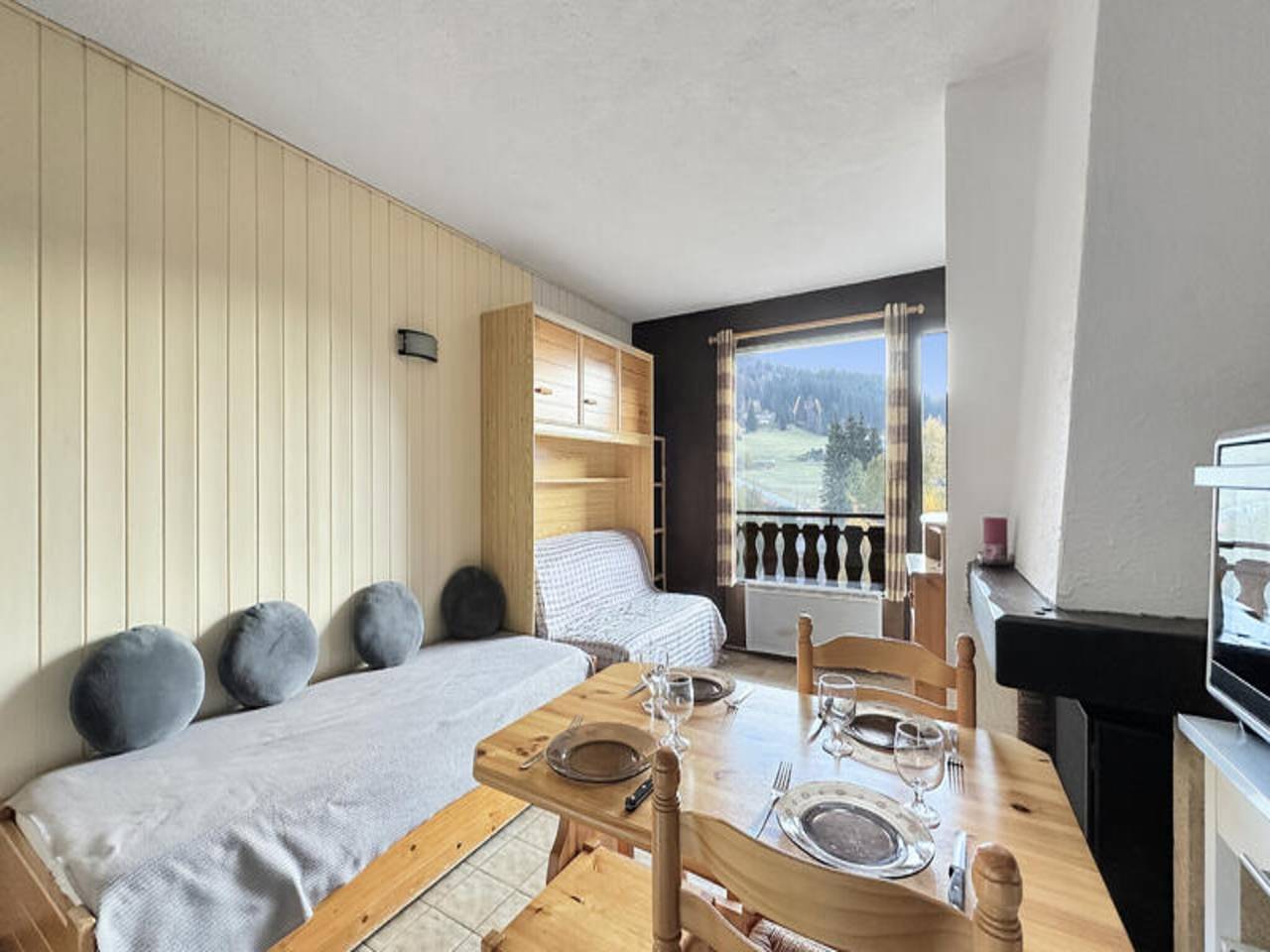 Ganze Wohnung, Ferienhaus in den Alpen mit Blick auf die Skipisten in Les Carroz, Arâches-la-Frasse