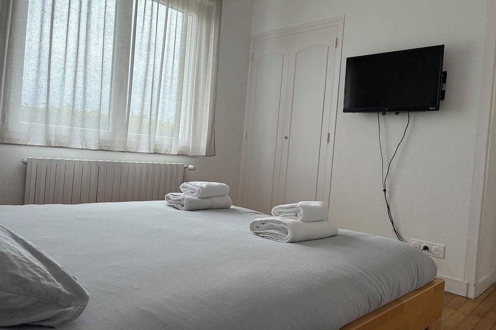 Completely renovated house with swimming pool near the beach, sleeps 8 in Perros-Guirec, Rosa Granitküste