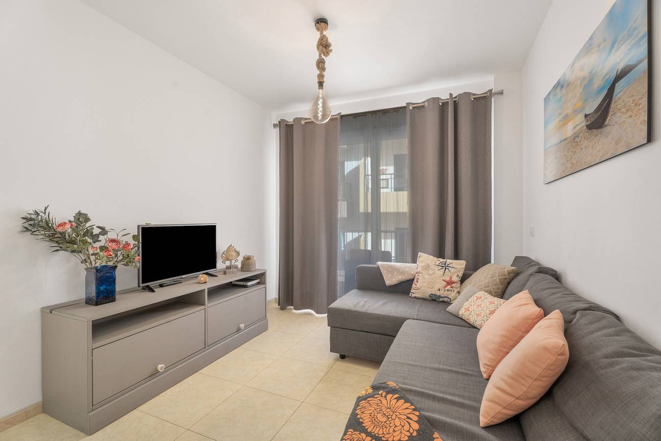 Apartamento entero, Apartamento 'Tesbabo Beach' con vistas a la montaña, terraza privada y Wi-Fi in La Restinga, El Pinar de El Hierro