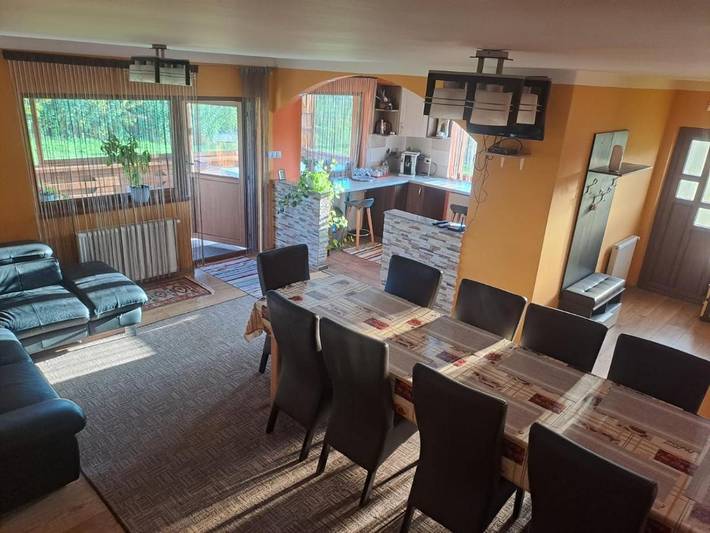 Maison de campagne pour 9 personnes, avec vue et piscine ainsi que jardin et terrasse dans Mărișel