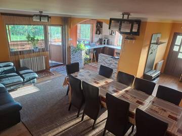 Maison de campagne pour 9 personnes, avec piscine et vue ainsi que terrasse et jardin dans Mărișel