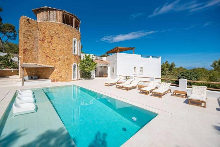 Ferienhaus für 10 Personen, mit Balkon und Whirlpool sowie Terrasse und Garten in Cala Carbó