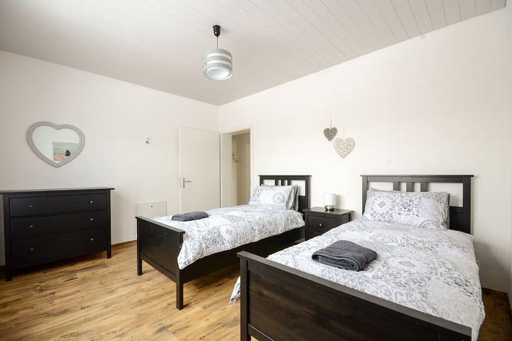 Geheel appartement, Stijlvol nieuw appartement op 3 minuten lopen van station Interlaken West. in Interlaken, Meer van Thun