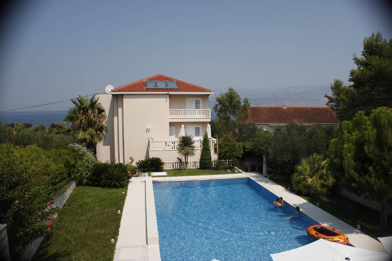 Geheel vakantieappartement, Light studio apartment with private sunny balcony in Splitska, Brac