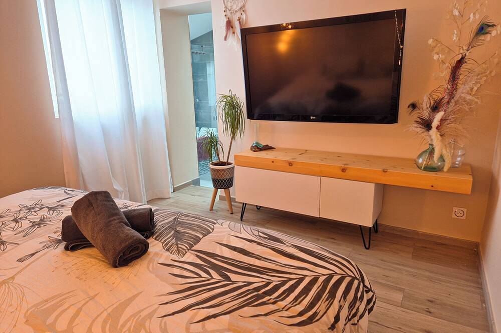 Exceptional villa with swimming pool, large garden and children's play area in Berre-les-Alpes, Nizza und Umgebung